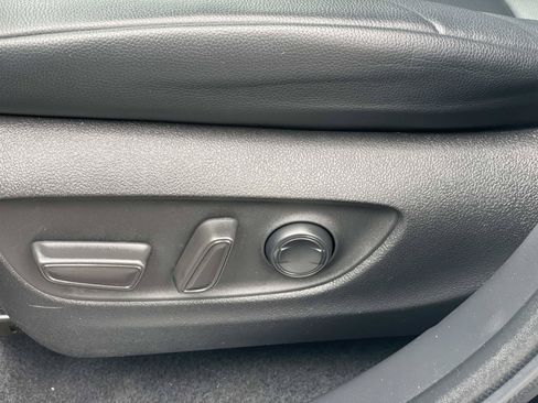 Used 2022 Toyota Highlander XLE FWD image 22
