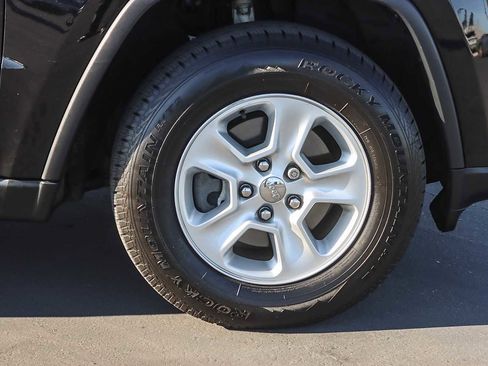 Used 2017 Jeep Grand Cherokee Laredo image 9