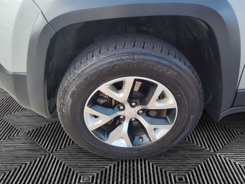 Used 2018 Jeep Cherokee Trailhawk w/ Comfort/Convenience Group AWD/4WD image 14
