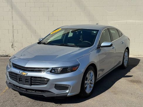 Used 2017 Chevrolet Malibu LT w/ Leather Package FWD image 2