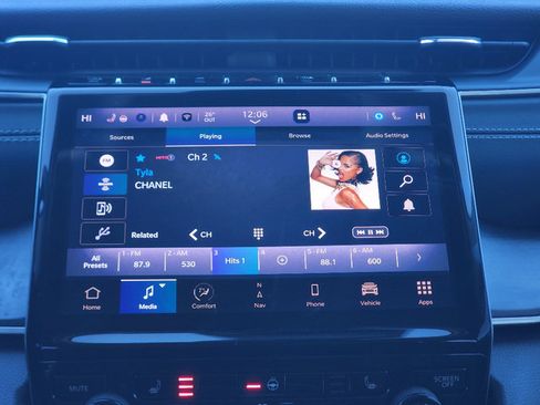 Used 2023 Jeep Grand Cherokee Limited w/ Black Appearance Package image 9