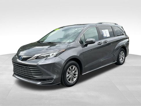 Used 2025 Toyota Sienna LE AWD/4WD image 3