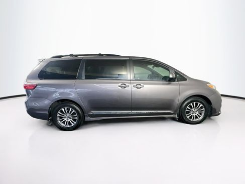 Used 2020 Toyota Sienna XLE w/ XLE Navigation Package FWD image 10