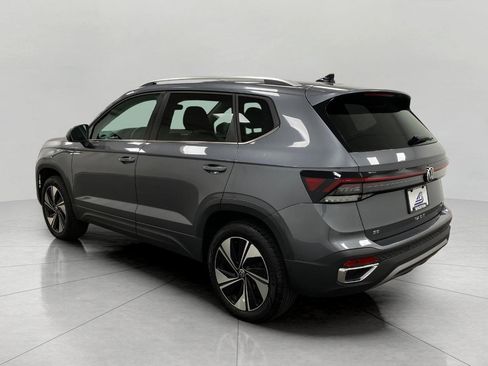 Used 2025 Volkswagen Taos SE AWD/4WD image 7
