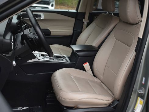 Used 2020 Ford Explorer XLT w/ Equipment Group 202A image 9