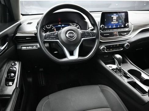 Used 2025 Nissan Altima 2.5 SV FWD image 12