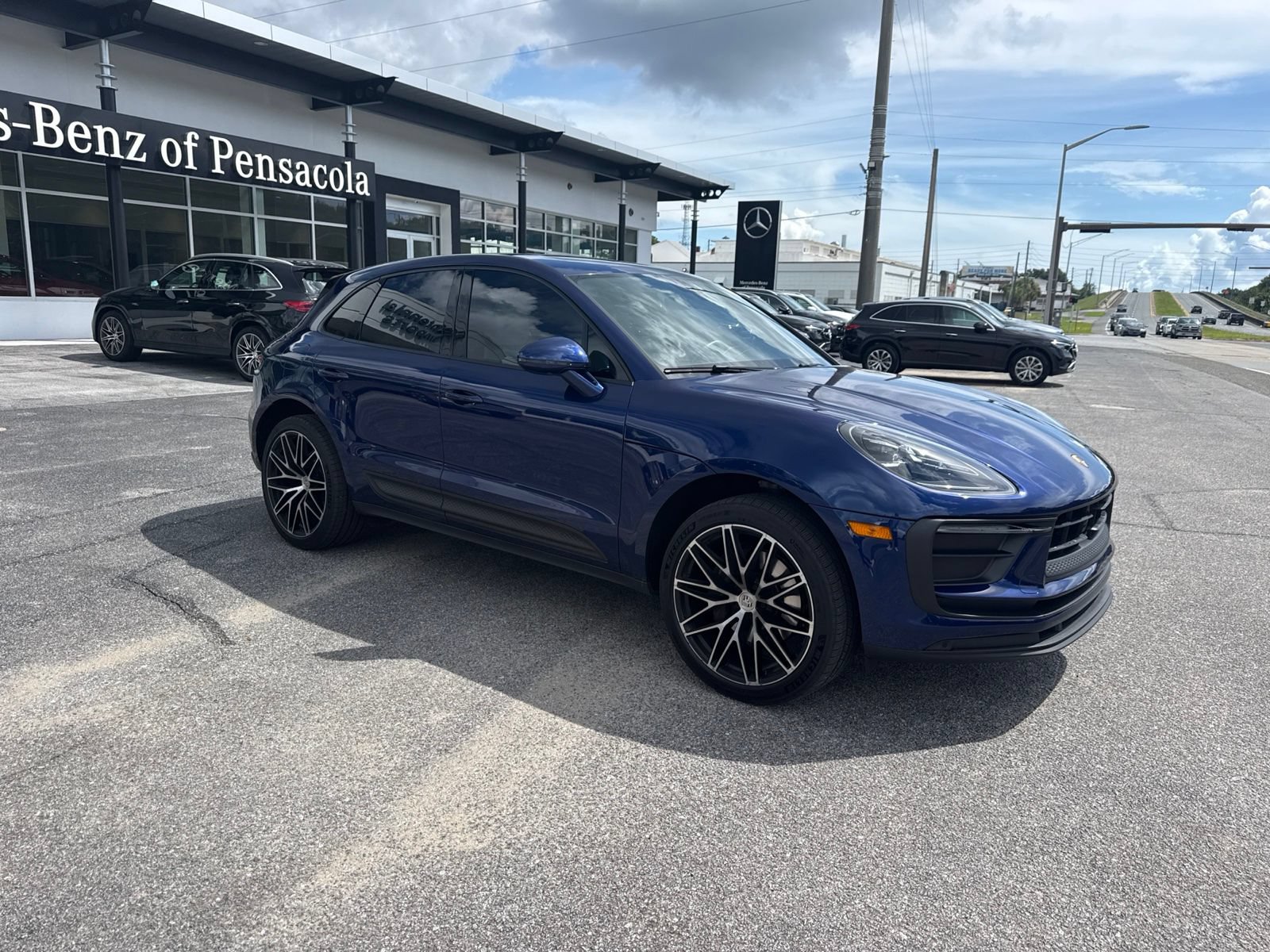 Used 2023 Porsche Macan AWD/4WD image 2