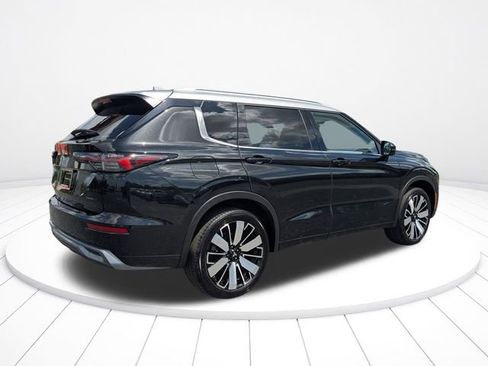 Used 2025 Mitsubishi Outlander AWD image 3