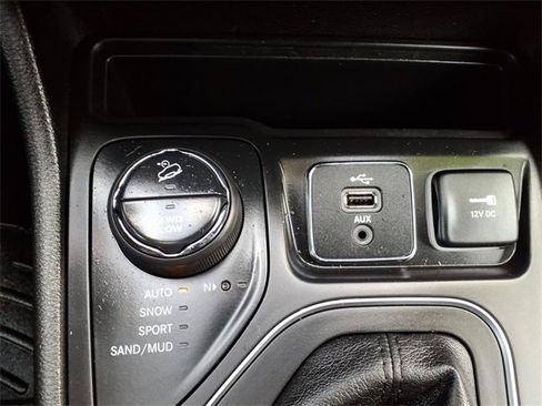 Used 2019 Jeep Cherokee Latitude Plus w/ Comfort/Convenience Group image 20