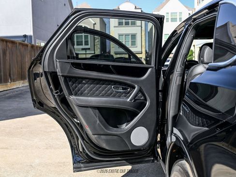 Used 2018 Bentley Bentayga image 44