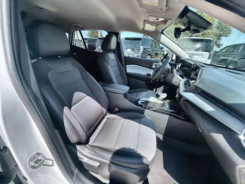 Used 2025 Chevrolet Trax LT FWD image 26
