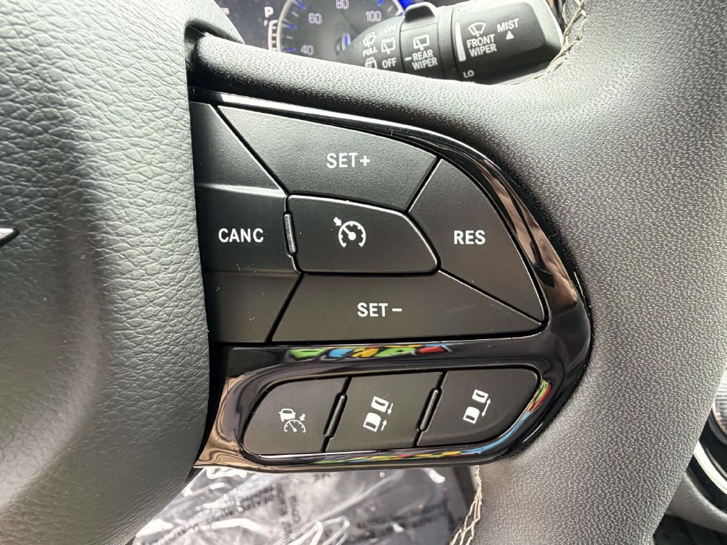 Used 2025 Chrysler Pacifica Limited FWD image 23