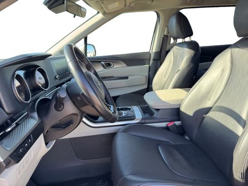 Used 2023 Kia Carnival LX image 10