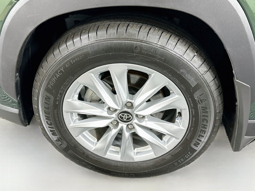 Certified 2025 Toyota Corolla Cross LE w/ Moonroof Package FWD image 31