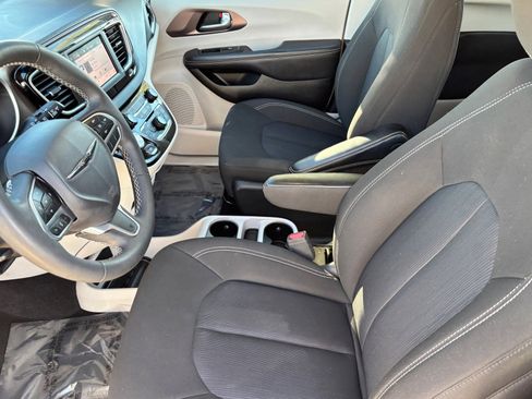 Used 2023 Chrysler Voyager LX image 18