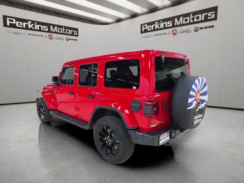 Used 2025 Jeep Wrangler Unlimited Sahara AWD/4WD image 3