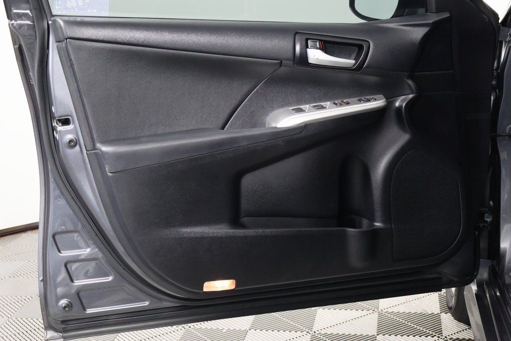 Used 2013 Toyota Camry SE FWD image 12