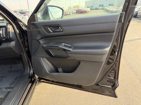 Used 2023 Nissan Pathfinder S image 25