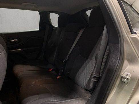 Used 2019 Jeep Cherokee Latitude w/ Popular Appearance Group image 17