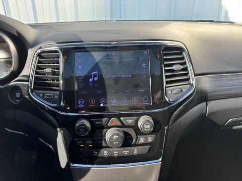 Used 2019 Jeep Grand Cherokee Altitude image 23