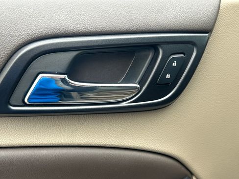 Used 2017 Chevrolet Suburban LT w/ Luxury Package image 9