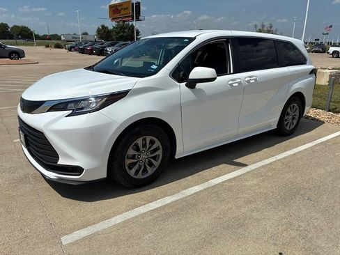 Used 2023 Toyota Sienna LE FWD image 4
