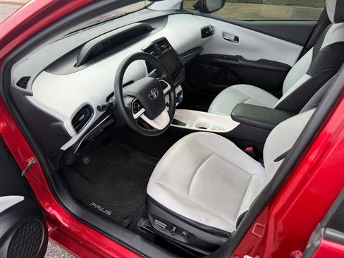 Used 2016 Toyota Prius Four Touring FWD image 13