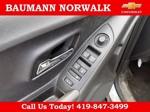 Used 2020 Chevrolet Trax LT w/ LT Convenience Package AWD/4WD image 22