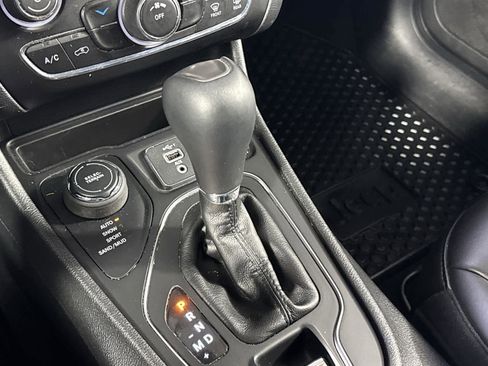 Used 2019 Jeep Cherokee Latitude Plus w/ Cold Weather Group image 20