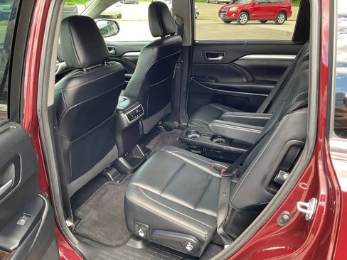 Used 2017 Toyota Highlander XLE AWD/4WD image 32