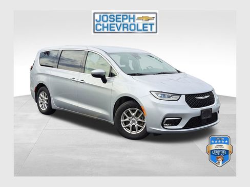 Used 2023 Chrysler Pacifica Touring-L image 1