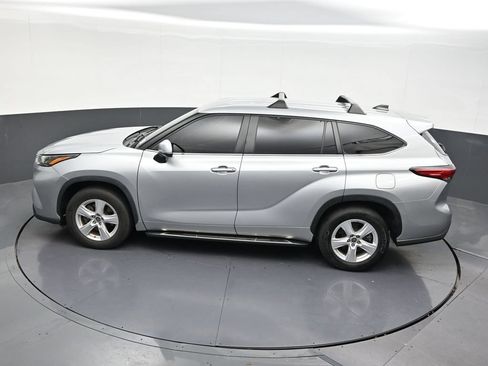 Used 2023 Toyota Highlander LE FWD image 15