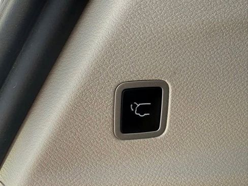 Used 2022 Chrysler Pacifica Touring-L AWD/4WD image 9