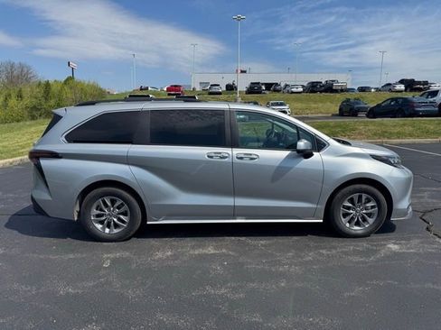 Used 2025 Toyota Sienna XLE image 2