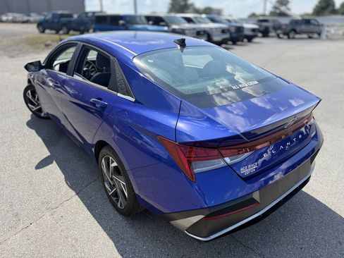 Used 2025 Hyundai Elantra Limited FWD image 17