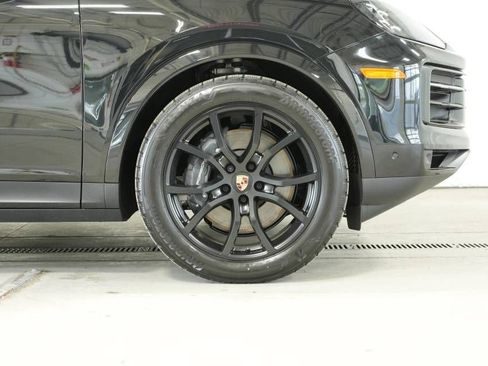 Certified 2025 Porsche Cayenne AWD/4WD image 41