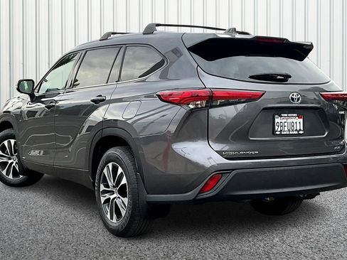 Used 2022 Toyota Highlander XLE AWD/4WD image 2