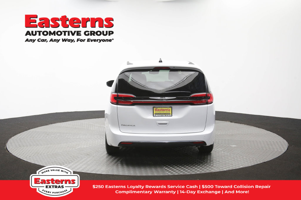 Used 2023 Chrysler Pacifica Touring-L FWD image 40