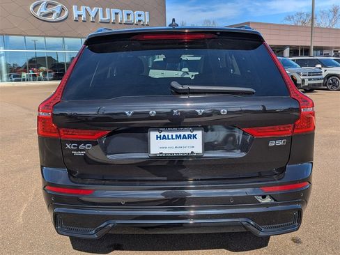 Used 2024 Volvo XC60 B5 Core image 3