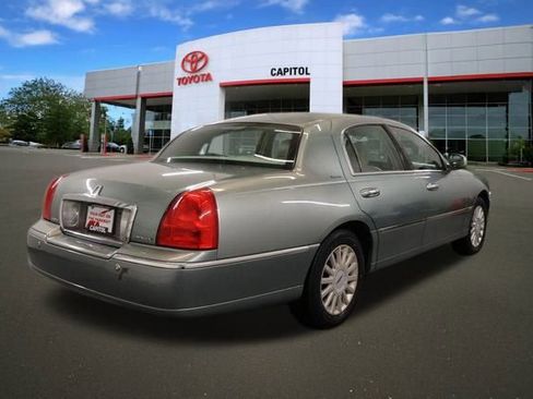 Used 2005 Lincoln Town Car Signature image 2