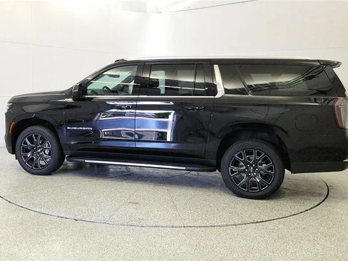 Used 2025 Chevrolet Suburban LT w/ Comfort Package AWD/4WD image 6