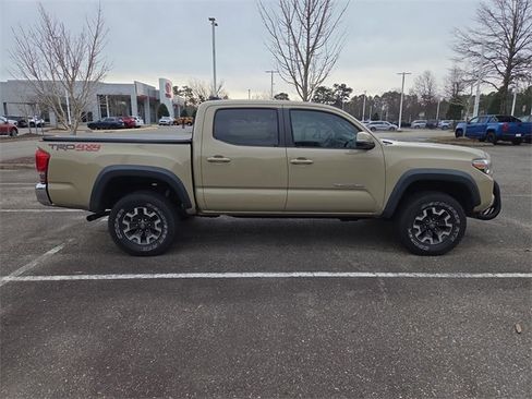 Used 2016 Toyota Tacoma TRD Off-Road image 2