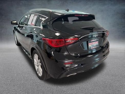 Used 2017 INFINITI QX30 Premium FWD image 4