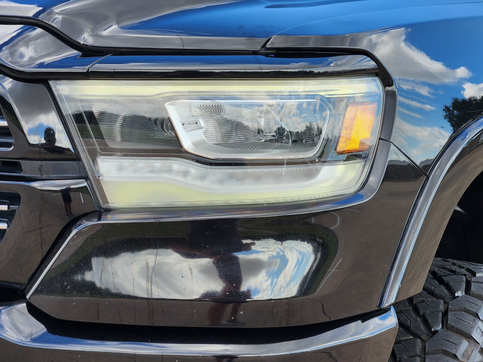 Used 2020 RAM 1500 Laramie AWD/4WD image 9