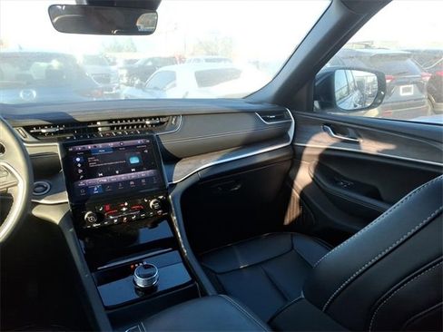Used 2025 Jeep Grand Cherokee Limited image 12