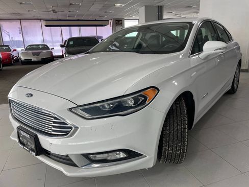 Used 2017 Ford Fusion SE w/ Equipment Group 602A image 3