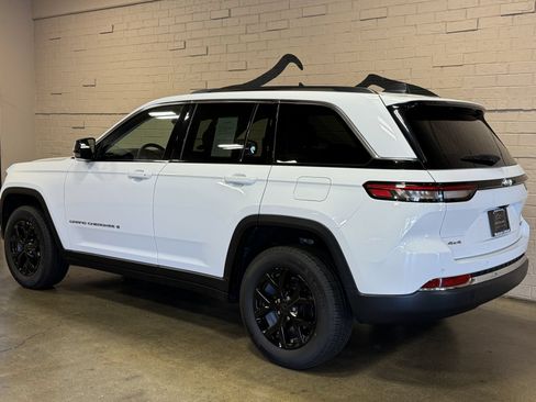 Used 2023 Jeep Grand Cherokee Limited AWD/4WD image 9