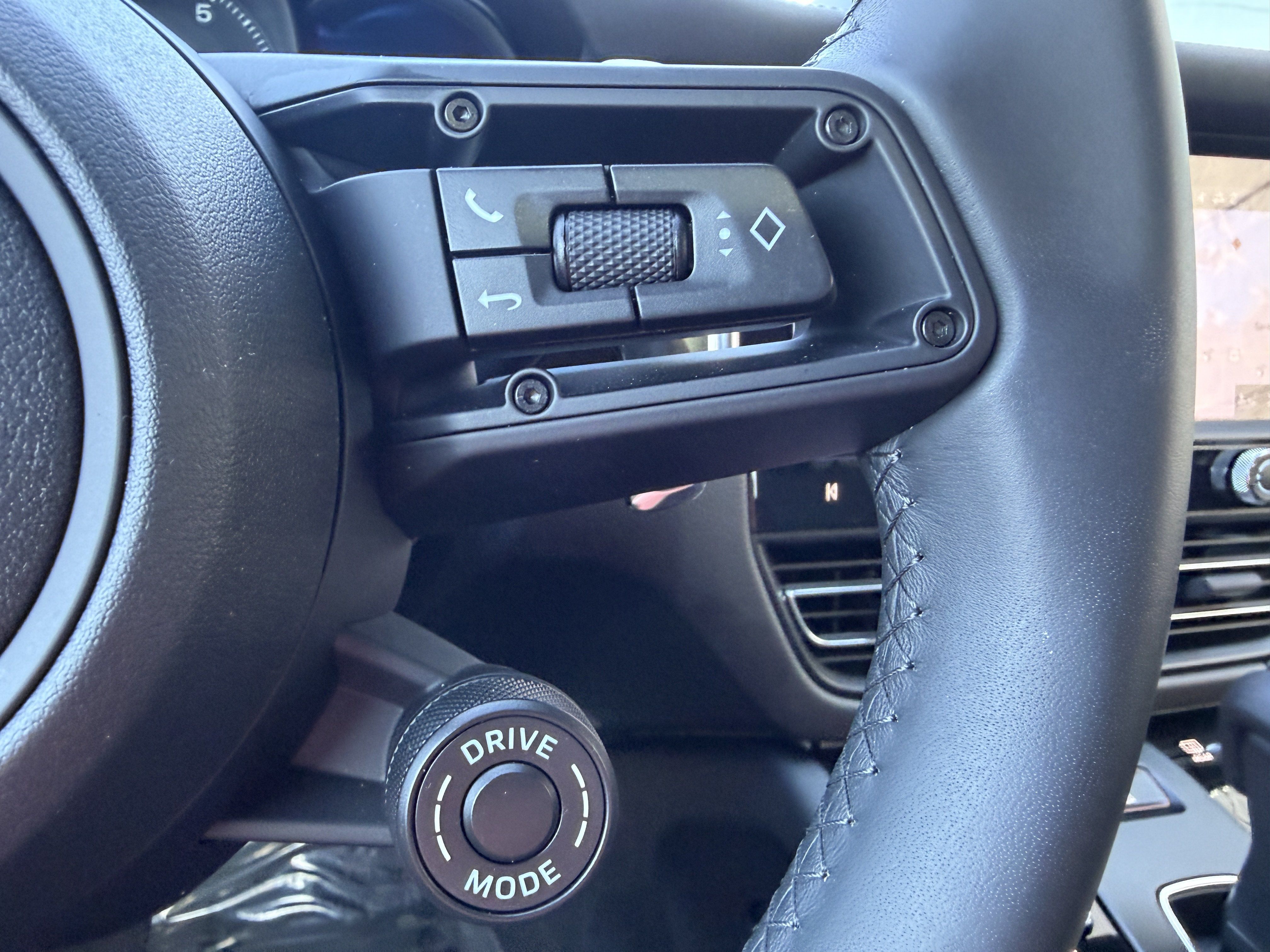 Certified 2026 Porsche Macan AWD/4WD image 32