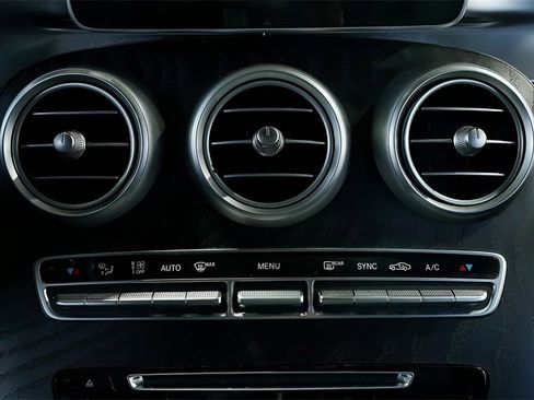 Used 2018 Mercedes-Benz GLC 300 4MATIC image 44