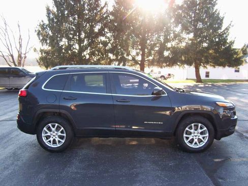 Used 2018 Jeep Cherokee Latitude Plus w/ Cold Weather Group image 1